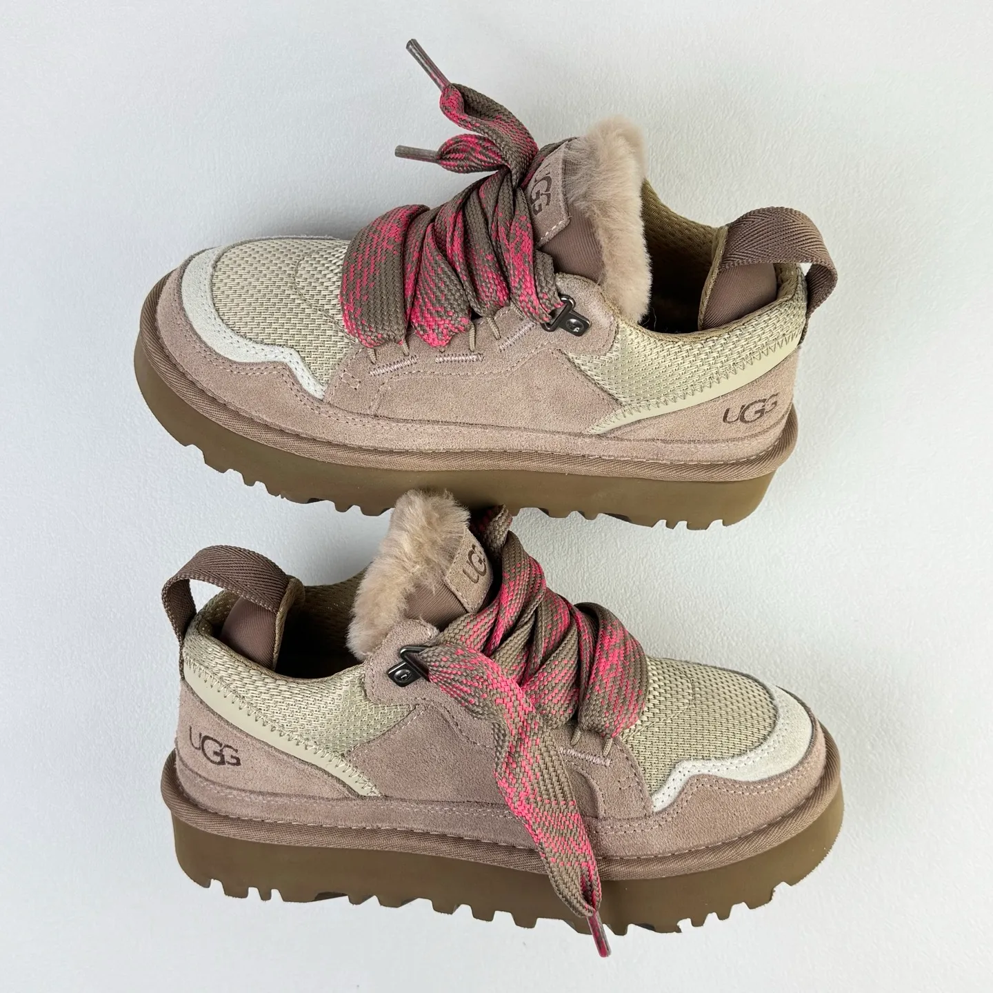 Local 💰600 OEM grade 4032 Mel series, top workmanship, super stable version ✔️ Good looks and texture, suede leather + low-key logo show retro, classic two-color shoelaces can be worn as two shoes ✔️ So comfortable that you want to weld your feet, ultra-light material + 5cm thick sole, increase height without tiring the feet, wool insoles are warm and breathable, no pressure for commuting and shopping all day long ✔️ I love the details: wide shoelaces for photos. Sizes 34-40 are suitable for a variety of foot types. Slight stains can be wiped clean with a damp cloth. The loose feeling in early autumn is all due to it. You can close your eyes and avoid stepping on thunder! 👟
